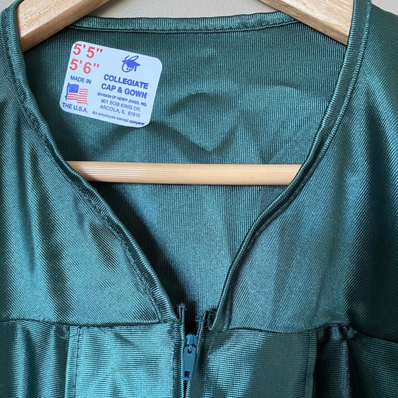 Collegiate Graduation Gown in Emerald Green - Picture 4 of 4